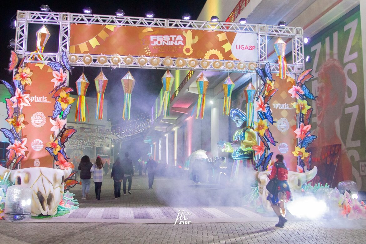 Primeira Noite da Festa Junina da Liga movimenta a Fábrica do Samba com shows, quadrilhas e solidariedade