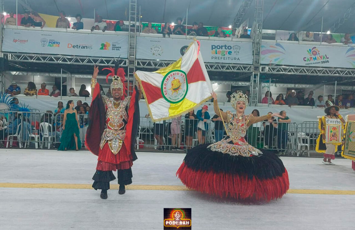 Império do Sol faz desfile em homenagem aos trabalhadores do Carnaval