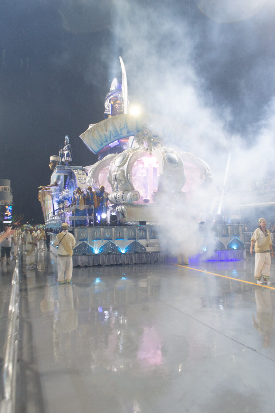 A Escola de Samba Imperatriz da Paulicéia apresentou em seu  desfile a importância do Sincretismo Religioso no Brasil.