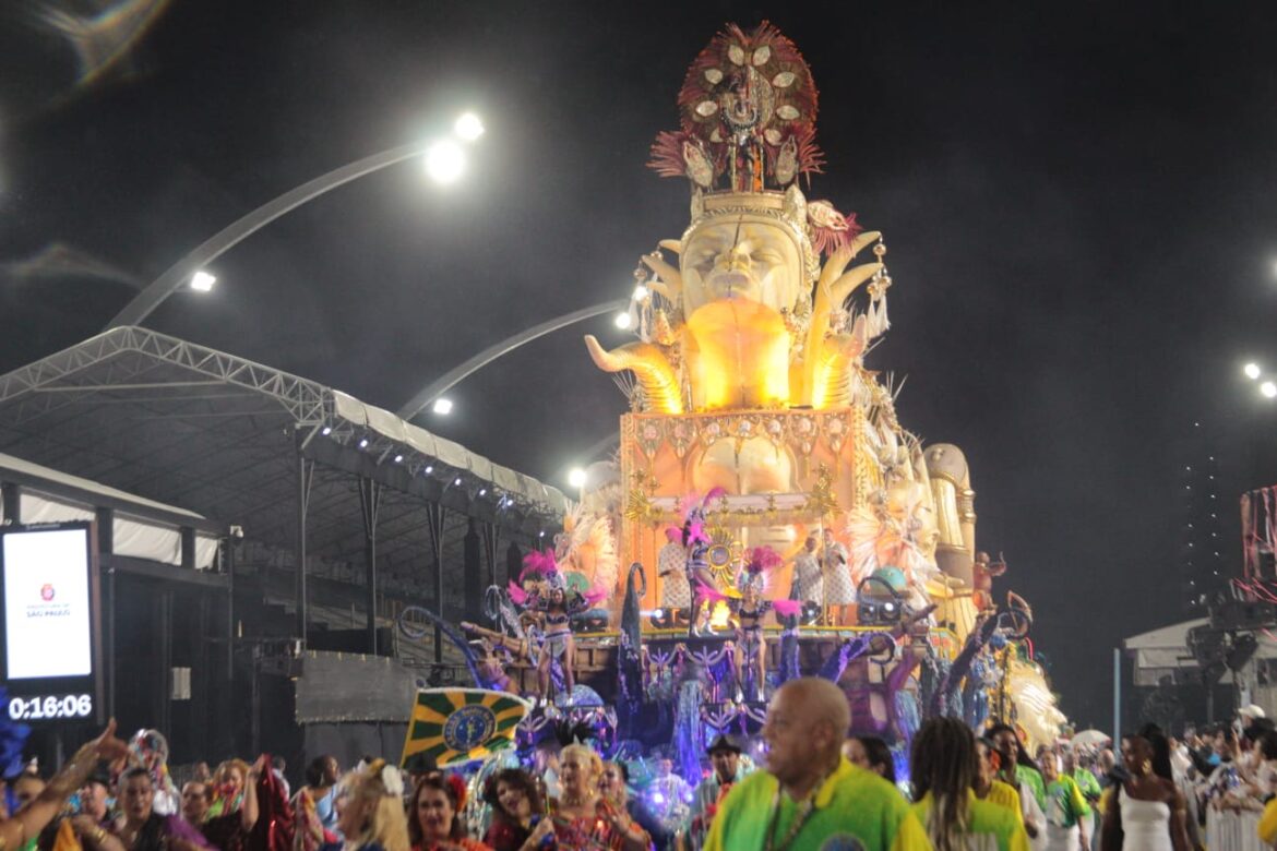 A Escola de Samba Unidos do Peruche celebrou o seus 70 anos de tradição e histórias em um belíssimo espetáculo