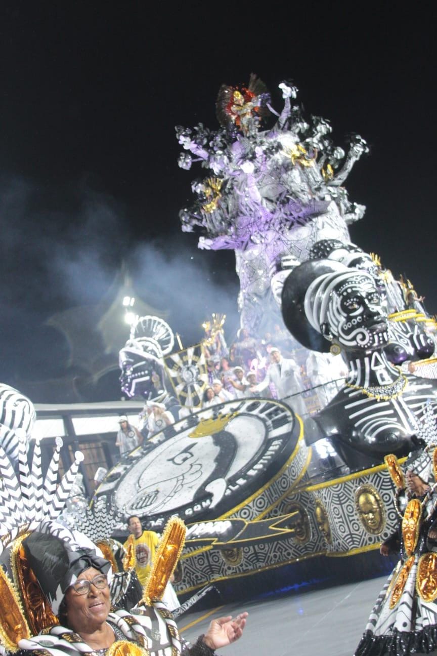 A Escola de Samba Torcida Jovem levou a força do AXÉ à Avenida com desfile com identidade cultural marcante