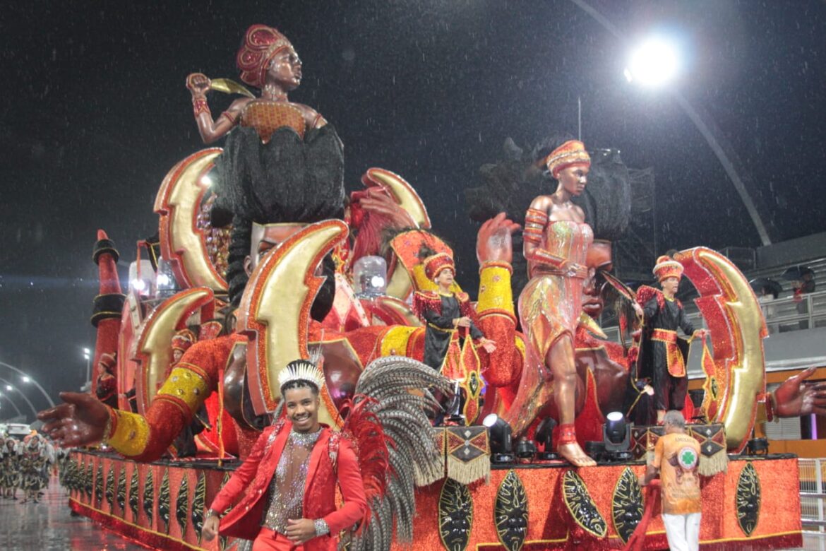 A Escola de Samba Amizade Zona Leste leva a Passarela do Sambódromo do Anhembi Xangô e Iansã, o Casal do Dendê 
