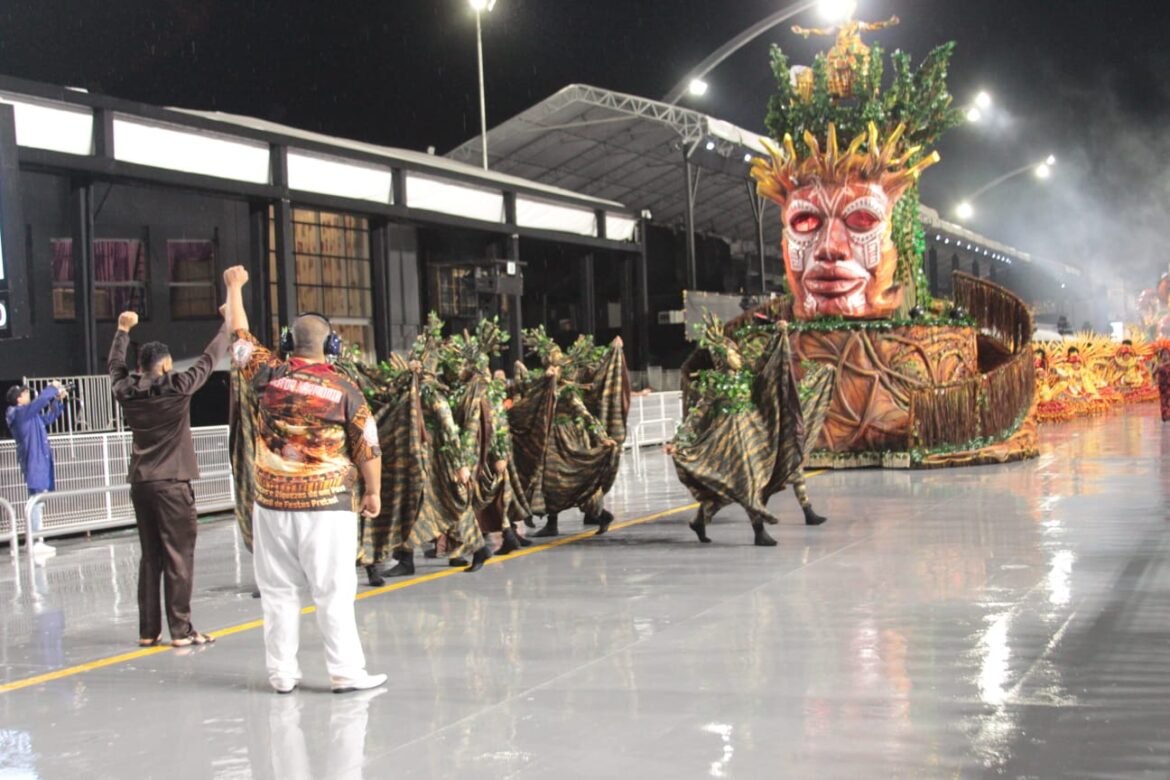 A Escola de Samba Unidos de São Lucas, exalta ancestralidade e celebra um Brasil de festas pretas na avenida