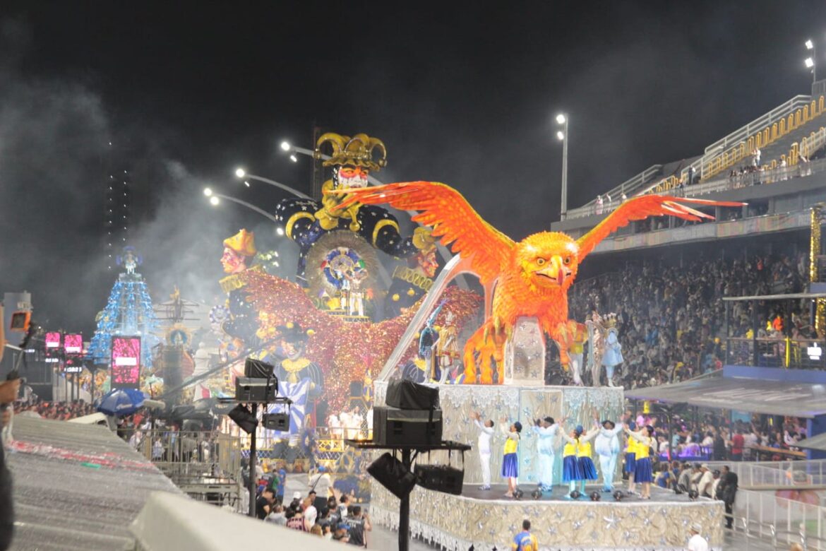 A Escola de Samba Primeira da Cidade Líder levou para a avenida homenagem a Paulo Barros.