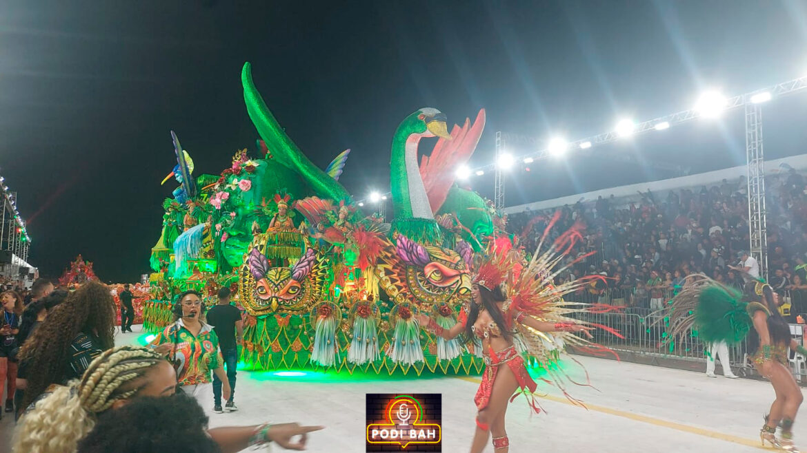 Estado Maior da Restinga faz desfile celebrando as histórias de sua origem
